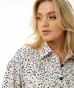 Liquorish Heart Print Shirt in Cream -Liquorish Sales Store 1347a3fe98c54f33a674b2fffe94995e scaled