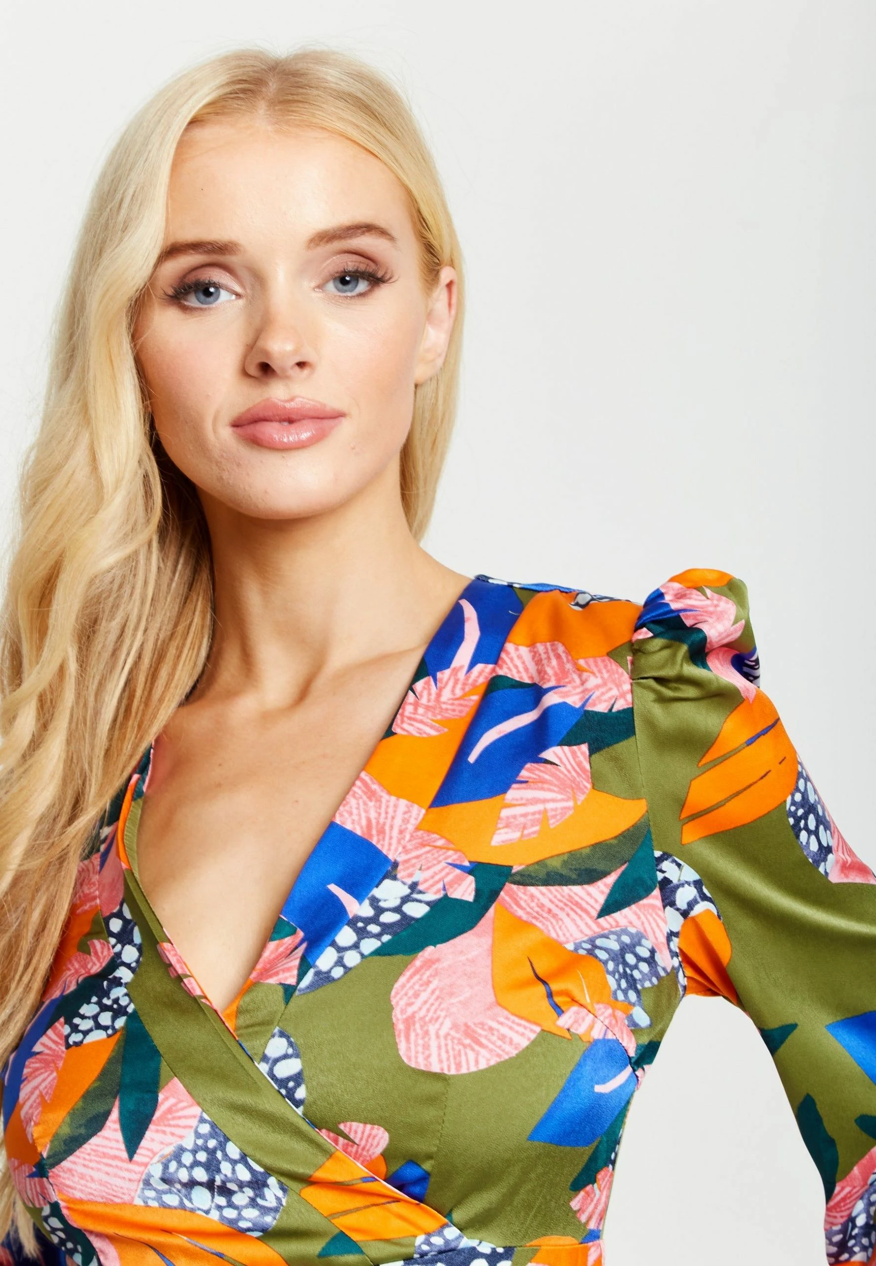 Liquorish Abstract Leaf Print Midi Dress in Olive - Multicolour 6 Liquorish Abstract Leaf Print Midi Dress in Olive - Multicolour - Image 4