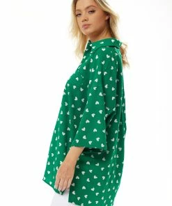 Liquorish White Heart Print Shirt in Green -Liquorish Sales Store 420c18ab06ae409abf66e07c35d16180 scaled
