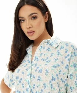 Liquorish Blue Floral Mini Shirt Dress in White - Blue & White -Liquorish Sales Store 6353f12a96044b8dbbee7f9d2b49dde8 scaled