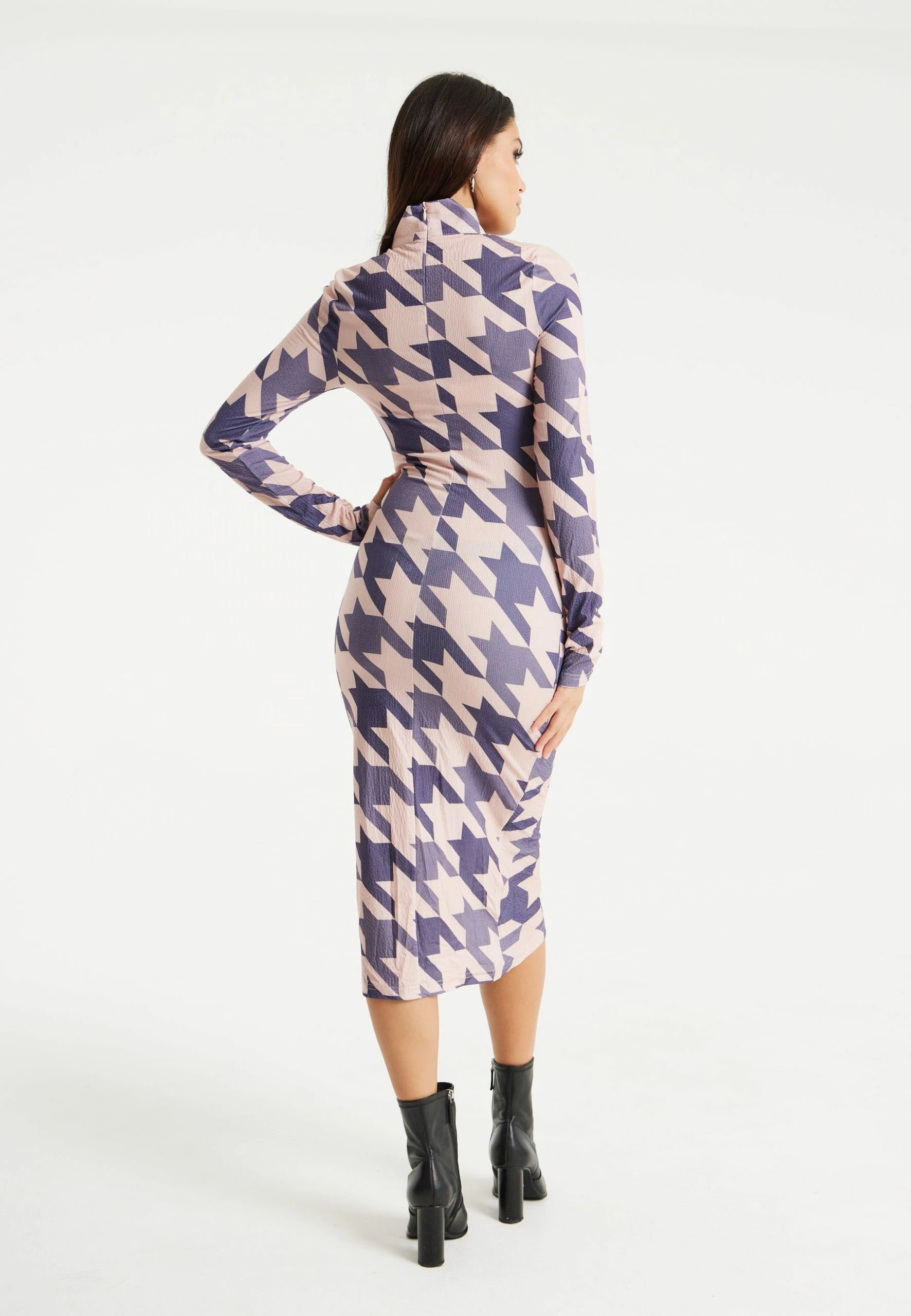 Liquorish Overscale Houndstooth Print Midi Dress with High Neck & Ruching Detail - Multicolour 5 Liquorish Overscale Houndstooth Print Midi Dress with High Neck & Ruching Detail - Multicolour - Image 3