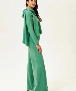 Liquorish wide-leg tracksuit pant in green -Liquorish Sales Store 7960f93b1eb245199c57853ce9ee0cb5 scaled