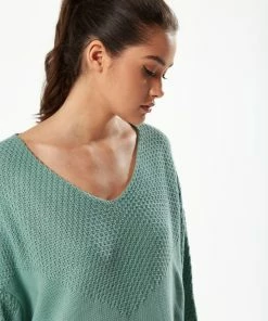 Liquorish Ribbed V-Neck Jumper in Green -Liquorish Sales Store 93da601f0ff9463989017f9de4adeaf9 scaled