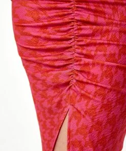 Liquorish Distorted Houndstooth Print Midi Dress with High Neck & Ruching Detail - Pink 11 Liquorish Distorted Houndstooth Print Midi Dress with High Neck & Ruching Detail - Pink -Liquorish Sales Store 988b45bdbe48484fa4bbb620d62ee9d0 scaled