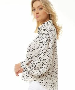 Liquorish Heart Print Shirt in Cream -Liquorish Sales Store b7dc9b1e3a014741897ec9ad85f419fe scaled